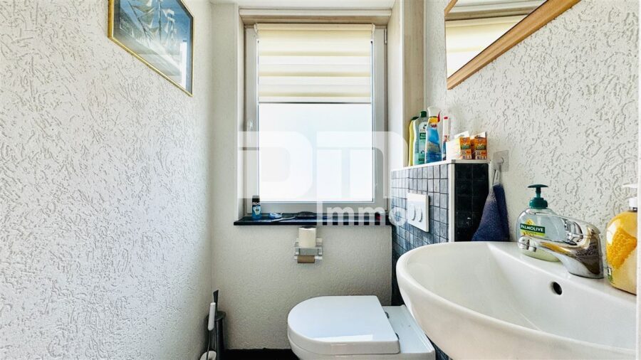 Modernisierte Doppelhaushälfte mit großem Grundstück und vielen Extras - OG / DG WC